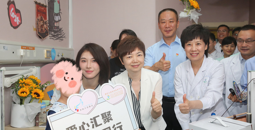 2025年6月22日上午，北京兒童醫(yī)院鄭州醫(yī)院、河南省兒童醫(yī)院第一學(xué)術(shù)報(bào)告廳內(nèi)，中國(guó)紅十字基金會(huì)“奔跑天使行動(dòng)-河南行”啟動(dòng)儀式正式舉行。中國(guó)紅十字基金會(huì)、兒童醫(yī)院等多方代表共同見(jiàn)證這一愛(ài)心時(shí)刻，田徑運(yùn)動(dòng)員、奔跑天使基金“愛(ài)心天使”吳艷妮現(xiàn)場(chǎng)捐贈(zèng)20萬(wàn)元，為首批下肢畸形患兒點(diǎn)亮康復(fù)希望。